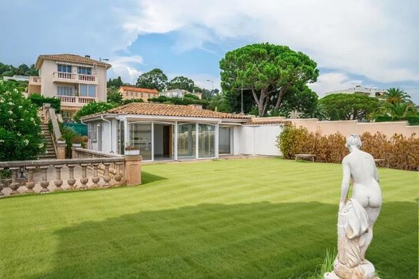 Maison à moderniser dans résidence avec piscine