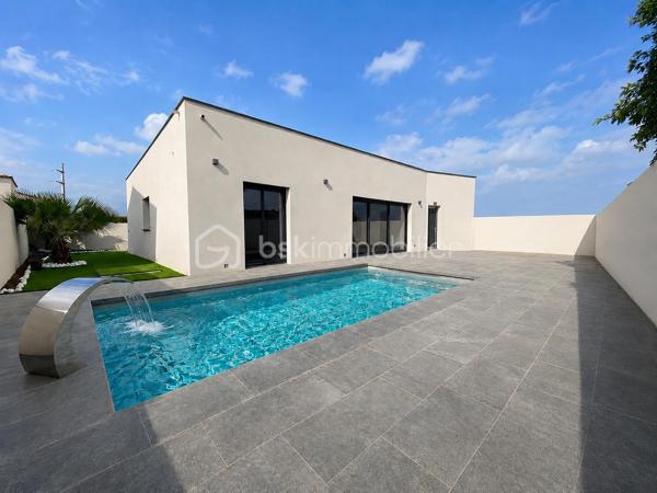 A découvrir, située sur la commune de Maraussan, village dynamique offrant toutes les commodités, cette superbe maison neuve de plain-pied de 95 m² habitables implantée sur une parcelle de 380 m², offrant des prestations modernes et des espaces parfaitement optimisés.

Elle se compose d’une vaste pièce de vie  lumineuse avec cuisine ouverte, créant un espace convivial et chaleureux, idéal pour partager des moments conviviaux en famille ou entre amis.

L’espace nuit dessert trois chambres, confortables,  dont une belle suite parentale pensée pour votre confort. 
Une SDE avec WC, ainsi qu'un WC séparé.


À l’extérieur, vous profiterez d’un agréable jardin paysager demandant peu d’entretien ainsi que d’une piscine, parfaite pour les beaux jours.

Un garage vient ainsi qu'une place de stationnement aérienne complète ce bien.

Cette maison moderne allie confort, fonctionnalité et qualité de vie dans un environnement agréable et recherché.