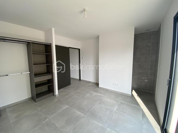 A découvrir, située sur la commune de Maraussan, village dynamique offrant toutes les commodités, cette superbe maison neuve de plain-pied de 95 m² habitables implantée sur une parcelle de 380 m², offrant des prestations modernes et des espaces parfaitement optimisés.

Elle se compose d’une vaste pièce de vie  lumineuse avec cuisine ouverte, créant un espace convivial et chaleureux, idéal pour partager des moments conviviaux en famille ou entre amis.

L’espace nuit dessert trois chambres, confortables,  dont une belle suite parentale pensée pour votre confort. 
Une SDE avec WC, ainsi qu'un WC séparé.


À l’extérieur, vous profiterez d’un agréable jardin paysager demandant peu d’entretien ainsi que d’une piscine, parfaite pour les beaux jours.

Un garage vient ainsi qu'une place de stationnement aérienne complète ce bien.

Cette maison moderne allie confort, fonctionnalité et qualité de vie dans un environnement agréable et recherché.
