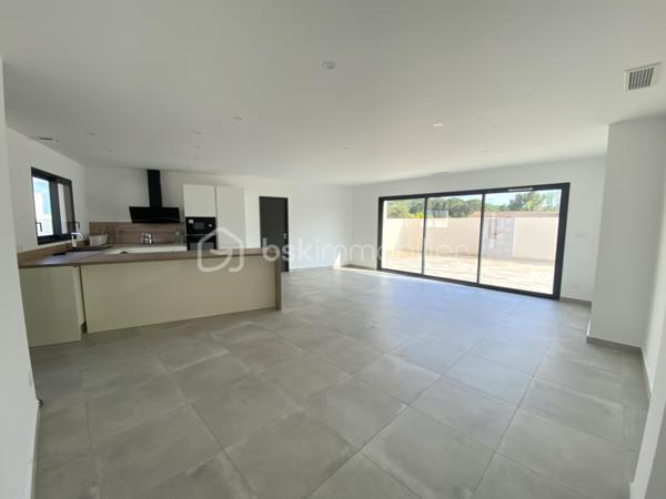 A découvrir, située sur la commune de Maraussan, village dynamique offrant toutes les commodités, cette superbe maison neuve de plain-pied de 95 m² habitables implantée sur une parcelle de 380 m², offrant des prestations modernes et des espaces parfaitement optimisés.

Elle se compose d’une vaste pièce de vie  lumineuse avec cuisine ouverte, créant un espace convivial et chaleureux, idéal pour partager des moments conviviaux en famille ou entre amis.

L’espace nuit dessert trois chambres, confortables,  dont une belle suite parentale pensée pour votre confort. 
Une SDE avec WC, ainsi qu'un WC séparé.


À l’extérieur, vous profiterez d’un agréable jardin paysager demandant peu d’entretien ainsi que d’une piscine, parfaite pour les beaux jours.

Un garage vient ainsi qu'une place de stationnement aérienne complète ce bien.

Cette maison moderne allie confort, fonctionnalité et qualité de vie dans un environnement agréable et recherché.