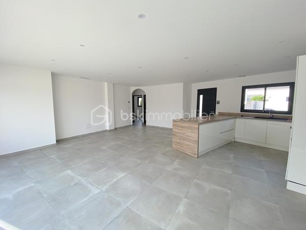 A découvrir, située sur la commune de Maraussan, village dynamique offrant toutes les commodités, cette superbe maison neuve de plain-pied de 95 m² habitables implantée sur une parcelle de 380 m², offrant des prestations modernes et des espaces parfaitement optimisés.

Elle se compose d’une vaste pièce de vie  lumineuse avec cuisine ouverte, créant un espace convivial et chaleureux, idéal pour partager des moments conviviaux en famille ou entre amis.

L’espace nuit dessert trois chambres, confortables,  dont une belle suite parentale pensée pour votre confort. 
Une SDE avec WC, ainsi qu'un WC séparé.


À l’extérieur, vous profiterez d’un agréable jardin paysager demandant peu d’entretien ainsi que d’une piscine, parfaite pour les beaux jours.

Un garage vient ainsi qu'une place de stationnement aérienne complète ce bien.

Cette maison moderne allie confort, fonctionnalité et qualité de vie dans un environnement agréable et recherché.