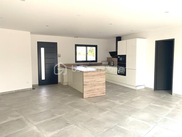 A découvrir, située sur la commune de Maraussan, village dynamique offrant toutes les commodités, cette superbe maison neuve de plain-pied de 95 m² habitables implantée sur une parcelle de 380 m², offrant des prestations modernes et des espaces parfaitement optimisés.

Elle se compose d’une vaste pièce de vie  lumineuse avec cuisine ouverte, créant un espace convivial et chaleureux, idéal pour partager des moments conviviaux en famille ou entre amis.

L’espace nuit dessert trois chambres, confortables,  dont une belle suite parentale pensée pour votre confort. 
Une SDE avec WC, ainsi qu'un WC séparé.


À l’extérieur, vous profiterez d’un agréable jardin paysager demandant peu d’entretien ainsi que d’une piscine, parfaite pour les beaux jours.

Un garage vient ainsi qu'une place de stationnement aérienne complète ce bien.

Cette maison moderne allie confort, fonctionnalité et qualité de vie dans un environnement agréable et recherché.