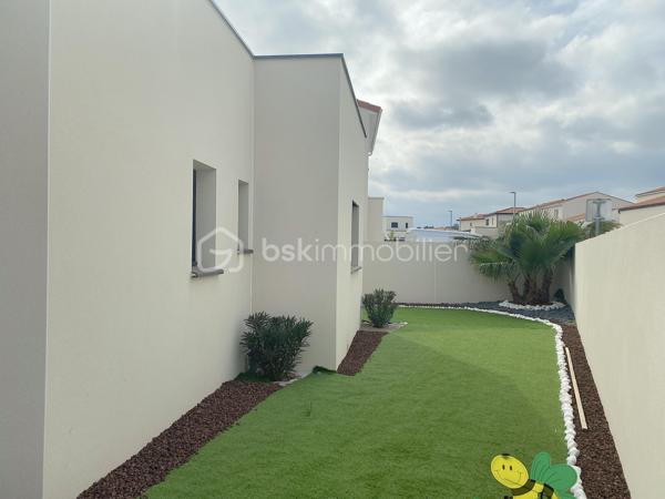 A découvrir, située sur la commune de Maraussan, village dynamique offrant toutes les commodités, cette superbe maison neuve de plain-pied de 95 m² habitables implantée sur une parcelle de 380 m², offrant des prestations modernes et des espaces parfaitement optimisés.

Elle se compose d’une vaste pièce de vie  lumineuse avec cuisine ouverte, créant un espace convivial et chaleureux, idéal pour partager des moments conviviaux en famille ou entre amis.

L’espace nuit dessert trois chambres, confortables,  dont une belle suite parentale pensée pour votre confort. 
Une SDE avec WC, ainsi qu'un WC séparé.


À l’extérieur, vous profiterez d’un agréable jardin paysager demandant peu d’entretien ainsi que d’une piscine, parfaite pour les beaux jours.

Un garage vient ainsi qu'une place de stationnement aérienne complète ce bien.

Cette maison moderne allie confort, fonctionnalité et qualité de vie dans un environnement agréable et recherché.