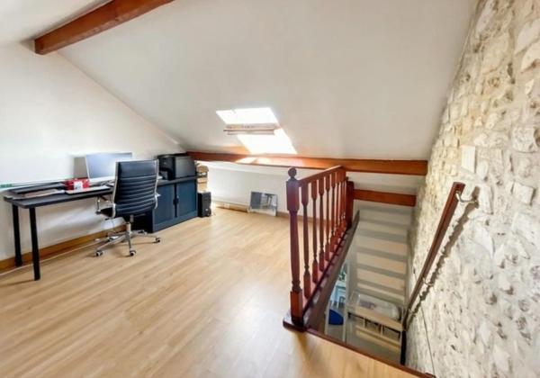 Maison en pierre rénovée avec goût.