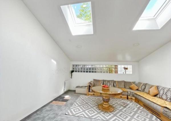 Maison en pierre rénovée avec goût.