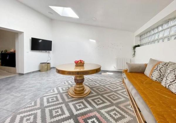 Maison en pierre rénovée avec goût.