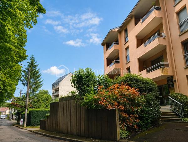 Votre conseillère Shana WURMSER vous propose en exclusivité ce bel appartement idéalement situé en plein cœur de Rethel, au sein d’une résidence calme et verdoyante.

Situé au 1er étage avec ascenseur, ce bien saura vous séduire par ses beaux volumes et ses prestations fonctionnelles. Il se compose d’une vaste entrée avec rangements, d’un lumineux salon/salle à manger avec balcon offrant une agréable vue sur la promenade des Isles de Rethel, d’une cuisine équipée, d’un cellier, d’un dressing, de trois chambres, d’un bureau, d’un WC indépendant ainsi que d’une salle de bain.

En complément, vous bénéficierez d’une cave, d’un garage et d’un grand grenier.

Chauffage électrique individuel.

Charges de copropriété : 2 100 €/an comprenant les charges générales, l’entretien des communs et des espaces verts, les ordures ménagères, l’eau froide ainsi que l’entretien de l’ascenseur.

Travaux déjà réalisés sur la copropriété : toiture, façade et terrasse.

Pas de procédure en cours.

A découvrir sans tarder !