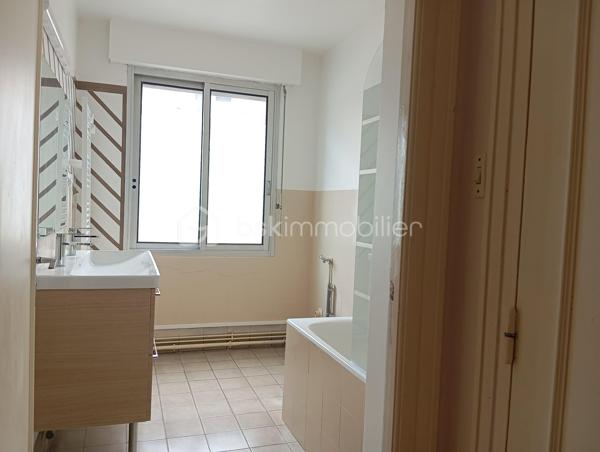 Votre conseillère Shana WURMSER vous propose en exclusivité ce bel appartement idéalement situé en plein cœur de Rethel, au sein d’une résidence calme et verdoyante.

Situé au 1er étage avec ascenseur, ce bien saura vous séduire par ses beaux volumes et ses prestations fonctionnelles. Il se compose d’une vaste entrée avec rangements, d’un lumineux salon/salle à manger avec balcon offrant une agréable vue sur la promenade des Isles de Rethel, d’une cuisine équipée, d’un cellier, d’un dressing, de trois chambres, d’un bureau, d’un WC indépendant ainsi que d’une salle de bain.

En complément, vous bénéficierez d’une cave, d’un garage et d’un grand grenier.

Chauffage électrique individuel.

Charges de copropriété : 2 100 €/an comprenant les charges générales, l’entretien des communs et des espaces verts, les ordures ménagères, l’eau froide ainsi que l’entretien de l’ascenseur.

Travaux déjà réalisés sur la copropriété : toiture, façade et terrasse.

Pas de procédure en cours.

A découvrir sans tarder !