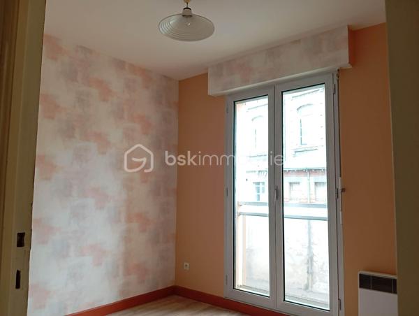Votre conseillère Shana WURMSER vous propose en exclusivité ce bel appartement idéalement situé en plein cœur de Rethel, au sein d’une résidence calme et verdoyante.

Situé au 1er étage avec ascenseur, ce bien saura vous séduire par ses beaux volumes et ses prestations fonctionnelles. Il se compose d’une vaste entrée avec rangements, d’un lumineux salon/salle à manger avec balcon offrant une agréable vue sur la promenade des Isles de Rethel, d’une cuisine équipée, d’un cellier, d’un dressing, de trois chambres, d’un bureau, d’un WC indépendant ainsi que d’une salle de bain.

En complément, vous bénéficierez d’une cave, d’un garage et d’un grand grenier.

Chauffage électrique individuel.

Charges de copropriété : 2 100 €/an comprenant les charges générales, l’entretien des communs et des espaces verts, les ordures ménagères, l’eau froide ainsi que l’entretien de l’ascenseur.

Travaux déjà réalisés sur la copropriété : toiture, façade et terrasse.

Pas de procédure en cours.

A découvrir sans tarder !