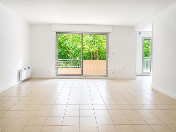 Votre conseillère Shana WURMSER vous propose en exclusivité ce bel appartement idéalement situé en plein cœur de Rethel, au sein d’une résidence calme et verdoyante.

Situé au 1er étage avec ascenseur, ce bien saura vous séduire par ses beaux volumes et ses prestations fonctionnelles. Il se compose d’une vaste entrée avec rangements, d’un lumineux salon/salle à manger avec balcon offrant une agréable vue sur la promenade des Isles de Rethel, d’une cuisine équipée, d’un cellier, d’un dressing, de trois chambres, d’un bureau, d’un WC indépendant ainsi que d’une salle de bain.

En complément, vous bénéficierez d’une cave, d’un garage et d’un grand grenier.

Chauffage électrique individuel.

Charges de copropriété : 2 100 €/an comprenant les charges générales, l’entretien des communs et des espaces verts, les ordures ménagères, l’eau froide ainsi que l’entretien de l’ascenseur.

Travaux déjà réalisés sur la copropriété : toiture, façade et terrasse.

Pas de procédure en cours.

A découvrir sans tarder !