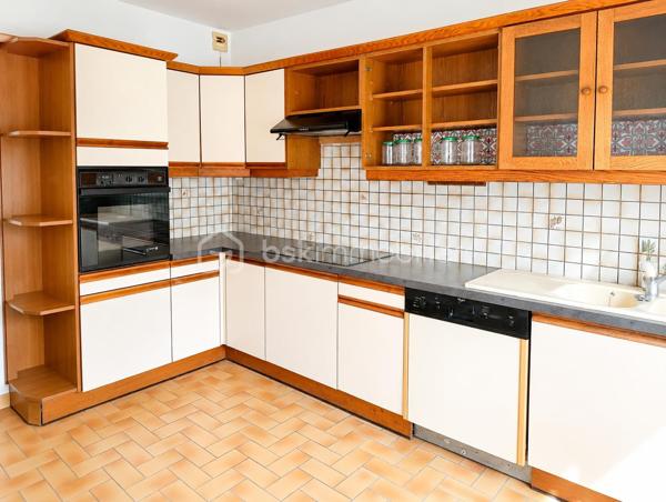 Votre conseillère Shana WURMSER vous propose en exclusivité ce bel appartement idéalement situé en plein cœur de Rethel, au sein d’une résidence calme et verdoyante.

Situé au 1er étage avec ascenseur, ce bien saura vous séduire par ses beaux volumes et ses prestations fonctionnelles. Il se compose d’une vaste entrée avec rangements, d’un lumineux salon/salle à manger avec balcon offrant une agréable vue sur la promenade des Isles de Rethel, d’une cuisine équipée, d’un cellier, d’un dressing, de trois chambres, d’un bureau, d’un WC indépendant ainsi que d’une salle de bain.

En complément, vous bénéficierez d’une cave, d’un garage et d’un grand grenier.

Chauffage électrique individuel.

Charges de copropriété : 2 100 €/an comprenant les charges générales, l’entretien des communs et des espaces verts, les ordures ménagères, l’eau froide ainsi que l’entretien de l’ascenseur.

Travaux déjà réalisés sur la copropriété : toiture, façade et terrasse.

Pas de procédure en cours.

A découvrir sans tarder !