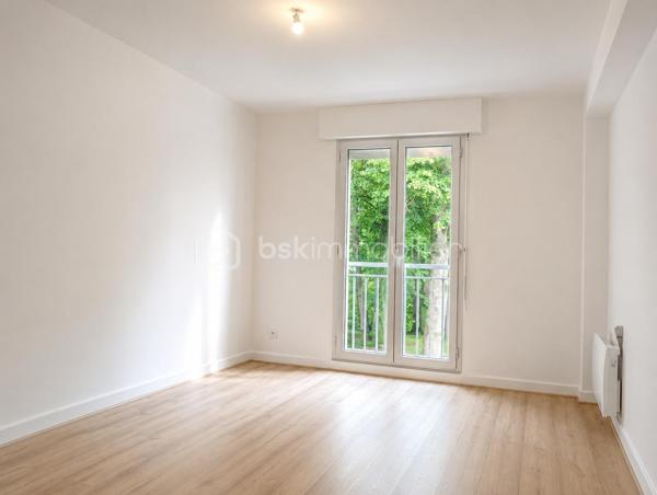 Votre conseillère Shana WURMSER vous propose en exclusivité ce bel appartement idéalement situé en plein cœur de Rethel, au sein d’une résidence calme et verdoyante.

Situé au 1er étage avec ascenseur, ce bien saura vous séduire par ses beaux volumes et ses prestations fonctionnelles. Il se compose d’une vaste entrée avec rangements, d’un lumineux salon/salle à manger avec balcon offrant une agréable vue sur la promenade des Isles de Rethel, d’une cuisine équipée, d’un cellier, d’un dressing, de trois chambres, d’un bureau, d’un WC indépendant ainsi que d’une salle de bain.

En complément, vous bénéficierez d’une cave, d’un garage et d’un grand grenier.

Chauffage électrique individuel.

Charges de copropriété : 2 100 €/an comprenant les charges générales, l’entretien des communs et des espaces verts, les ordures ménagères, l’eau froide ainsi que l’entretien de l’ascenseur.

Travaux déjà réalisés sur la copropriété : toiture, façade et terrasse.

Pas de procédure en cours.

A découvrir sans tarder !
