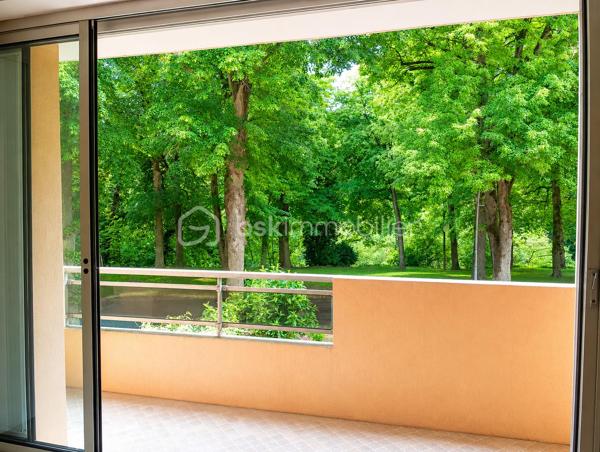 Votre conseillère Shana WURMSER vous propose en exclusivité ce bel appartement idéalement situé en plein cœur de Rethel, au sein d’une résidence calme et verdoyante.

Situé au 1er étage avec ascenseur, ce bien saura vous séduire par ses beaux volumes et ses prestations fonctionnelles. Il se compose d’une vaste entrée avec rangements, d’un lumineux salon/salle à manger avec balcon offrant une agréable vue sur la promenade des Isles de Rethel, d’une cuisine équipée, d’un cellier, d’un dressing, de trois chambres, d’un bureau, d’un WC indépendant ainsi que d’une salle de bain.

En complément, vous bénéficierez d’une cave, d’un garage et d’un grand grenier.

Chauffage électrique individuel.

Charges de copropriété : 2 100 €/an comprenant les charges générales, l’entretien des communs et des espaces verts, les ordures ménagères, l’eau froide ainsi que l’entretien de l’ascenseur.

Travaux déjà réalisés sur la copropriété : toiture, façade et terrasse.

Pas de procédure en cours.

A découvrir sans tarder !