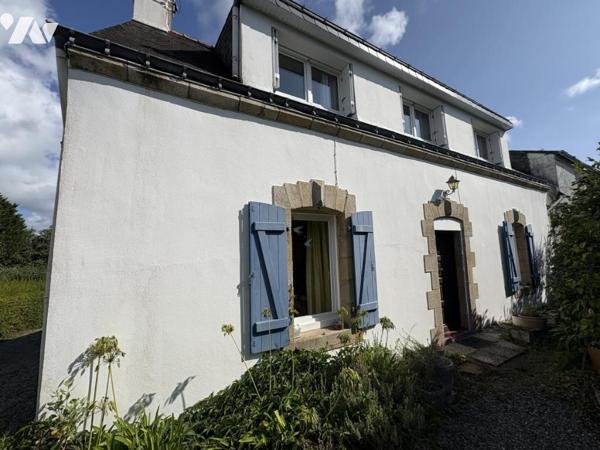 Maison d'habitation construite sur deux niveaux et comprenant 3 chambres , garage et terrain clos
