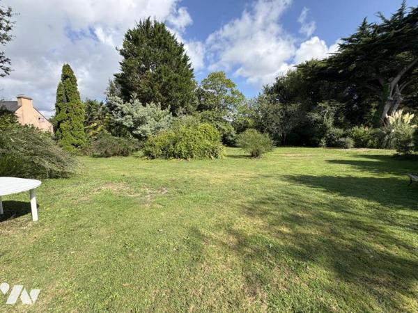 Maison d'habitation construite sur deux niveaux et comprenant 3 chambres , garage et terrain clos