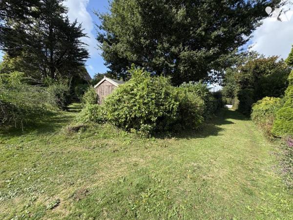 Maison d'habitation construite sur deux niveaux et comprenant 3 chambres , garage et terrain clos