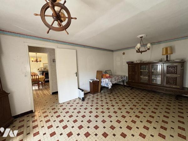 Maison d'habitation construite sur deux niveaux et comprenant 3 chambres , garage et terrain clos