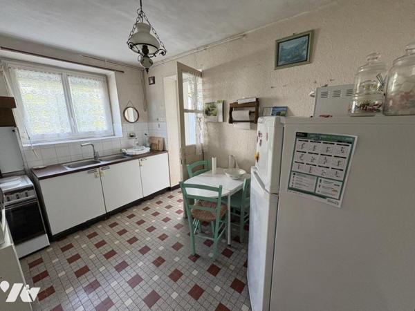 Maison d'habitation construite sur deux niveaux et comprenant 3 chambres , garage et terrain clos