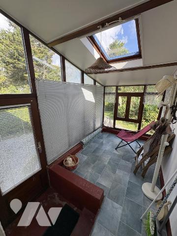 Maison d'habitation construite sur deux niveaux et comprenant 3 chambres , garage et terrain clos