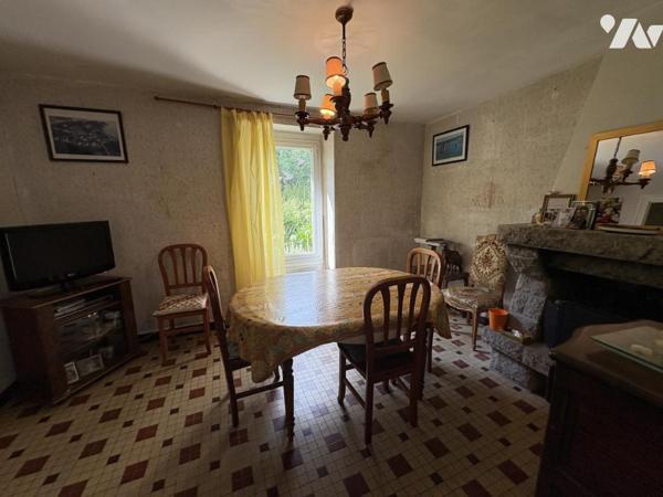 Maison d'habitation construite sur deux niveaux et comprenant 3 chambres , garage et terrain clos