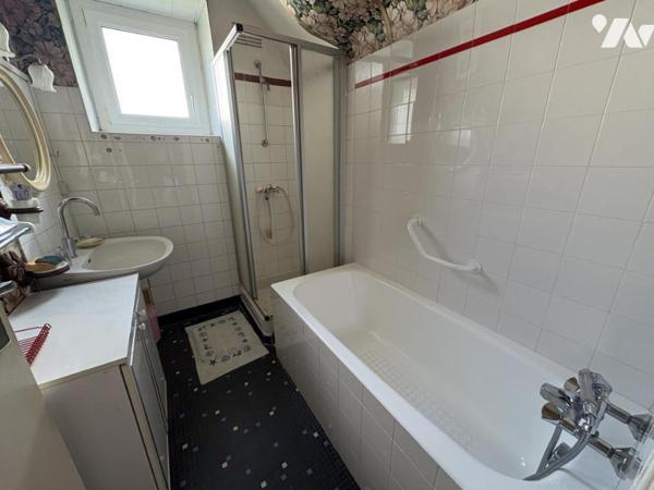 Maison d'habitation construite sur deux niveaux et comprenant 3 chambres , garage et terrain clos