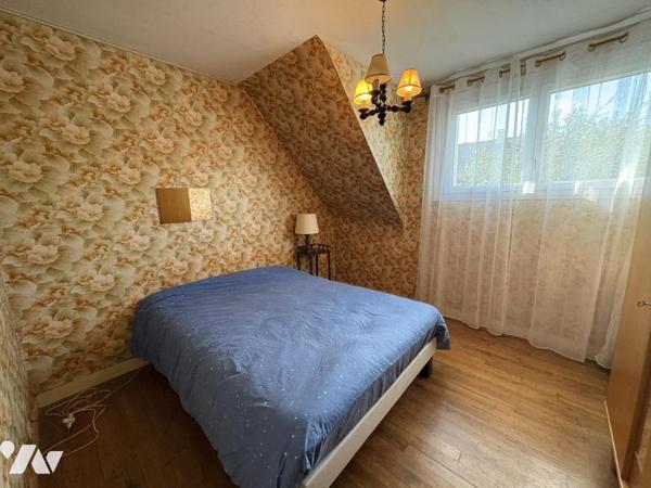 Maison d'habitation construite sur deux niveaux et comprenant 3 chambres , garage et terrain clos