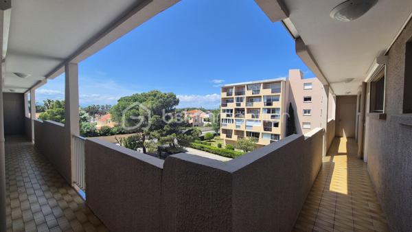 A VENDRE APPARTEMENT T3 LOUE A L ANNEE DE 43 M² A SAINT CYPRIEN PLAGE - COTE PORT -  LOGGIA - PARKING PRIVE - CAVE INDIVIDUELLE - PROCHE DE LA PLAGE ET DES COMMERCES.

Cet appartement, situé sur un secteur calme et recherché de la station, au 3ème étage avec ascenseur, se compose d'un hall d'entrée,  d'une pièce à vivre baignée de lumière qui s'ouvre sur une loggia à la vue dégagée exposée sud, d'une cuisine américaine équipée, de deux chambres avec grand placard, d'une salle de bain et d'un toilette indépendant.
Vous apprécierez sa place de parking privative numérotée, ainsi que sa cave individuelle (idéale pour le stockage et ranger vos vélos).

Loué à l'année, le loyer mensuel s'élève à 540 euros/mois, + charges à 55 euros.
Bail 3.6.9 jusqu'en novembre 2027.
Ravalement effectué en 2024.

A la recherche de calme dans une résidence sécurisée et bien fréquentée, cet appartement sera parfait pour un investissement locatif.
Je reste à votre disposition pour toutes informations.