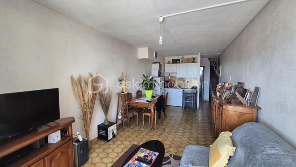 A VENDRE APPARTEMENT T3 LOUE A L ANNEE DE 43 M² A SAINT CYPRIEN PLAGE - COTE PORT -  LOGGIA - PARKING PRIVE - CAVE INDIVIDUELLE - PROCHE DE LA PLAGE ET DES COMMERCES.

Cet appartement, situé sur un secteur calme et recherché de la station, au 3ème étage avec ascenseur, se compose d'un hall d'entrée,  d'une pièce à vivre baignée de lumière qui s'ouvre sur une loggia à la vue dégagée exposée sud, d'une cuisine américaine équipée, de deux chambres avec grand placard, d'une salle de bain et d'un toilette indépendant.
Vous apprécierez sa place de parking privative numérotée, ainsi que sa cave individuelle (idéale pour le stockage et ranger vos vélos).

Loué à l'année, le loyer mensuel s'élève à 540 euros/mois, + charges à 55 euros.
Bail 3.6.9 jusqu'en novembre 2027.
Ravalement effectué en 2024.

A la recherche de calme dans une résidence sécurisée et bien fréquentée, cet appartement sera parfait pour un investissement locatif.
Je reste à votre disposition pour toutes informations.