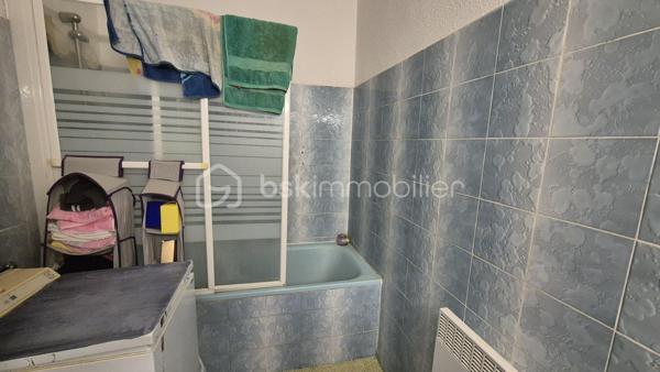 A VENDRE APPARTEMENT T3 LOUE A L ANNEE DE 43 M² A SAINT CYPRIEN PLAGE - COTE PORT -  LOGGIA - PARKING PRIVE - CAVE INDIVIDUELLE - PROCHE DE LA PLAGE ET DES COMMERCES.

Cet appartement, situé sur un secteur calme et recherché de la station, au 3ème étage avec ascenseur, se compose d'un hall d'entrée,  d'une pièce à vivre baignée de lumière qui s'ouvre sur une loggia à la vue dégagée exposée sud, d'une cuisine américaine équipée, de deux chambres avec grand placard, d'une salle de bain et d'un toilette indépendant.
Vous apprécierez sa place de parking privative numérotée, ainsi que sa cave individuelle (idéale pour le stockage et ranger vos vélos).

Loué à l'année, le loyer mensuel s'élève à 540 euros/mois, + charges à 55 euros.
Bail 3.6.9 jusqu'en novembre 2027.
Ravalement effectué en 2024.

A la recherche de calme dans une résidence sécurisée et bien fréquentée, cet appartement sera parfait pour un investissement locatif.
Je reste à votre disposition pour toutes informations.
