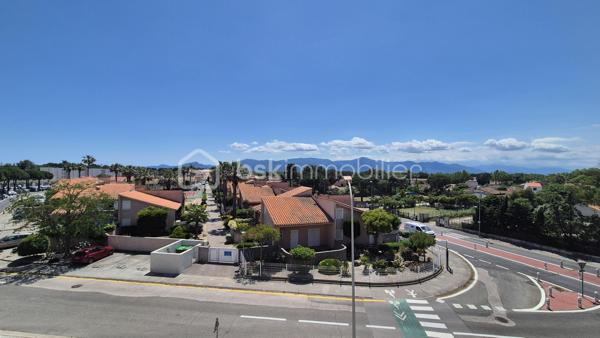 A VENDRE APPARTEMENT T3 LOUE A L ANNEE DE 43 M² A SAINT CYPRIEN PLAGE - COTE PORT -  LOGGIA - PARKING PRIVE - CAVE INDIVIDUELLE - PROCHE DE LA PLAGE ET DES COMMERCES.

Cet appartement, situé sur un secteur calme et recherché de la station, au 3ème étage avec ascenseur, se compose d'un hall d'entrée,  d'une pièce à vivre baignée de lumière qui s'ouvre sur une loggia à la vue dégagée exposée sud, d'une cuisine américaine équipée, de deux chambres avec grand placard, d'une salle de bain et d'un toilette indépendant.
Vous apprécierez sa place de parking privative numérotée, ainsi que sa cave individuelle (idéale pour le stockage et ranger vos vélos).

Loué à l'année, le loyer mensuel s'élève à 540 euros/mois, + charges à 55 euros.
Bail 3.6.9 jusqu'en novembre 2027.
Ravalement effectué en 2024.

A la recherche de calme dans une résidence sécurisée et bien fréquentée, cet appartement sera parfait pour un investissement locatif.
Je reste à votre disposition pour toutes informations.