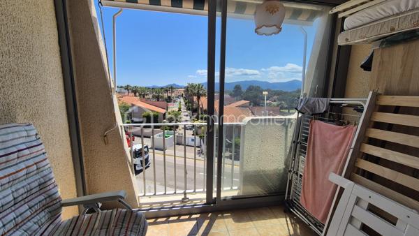 A VENDRE APPARTEMENT T3 LOUE A L ANNEE DE 43 M² A SAINT CYPRIEN PLAGE - COTE PORT -  LOGGIA - PARKING PRIVE - CAVE INDIVIDUELLE - PROCHE DE LA PLAGE ET DES COMMERCES.

Cet appartement, situé sur un secteur calme et recherché de la station, au 3ème étage avec ascenseur, se compose d'un hall d'entrée,  d'une pièce à vivre baignée de lumière qui s'ouvre sur une loggia à la vue dégagée exposée sud, d'une cuisine américaine équipée, de deux chambres avec grand placard, d'une salle de bain et d'un toilette indépendant.
Vous apprécierez sa place de parking privative numérotée, ainsi que sa cave individuelle (idéale pour le stockage et ranger vos vélos).

Loué à l'année, le loyer mensuel s'élève à 540 euros/mois, + charges à 55 euros.
Bail 3.6.9 jusqu'en novembre 2027.
Ravalement effectué en 2024.

A la recherche de calme dans une résidence sécurisée et bien fréquentée, cet appartement sera parfait pour un investissement locatif.
Je reste à votre disposition pour toutes informations.