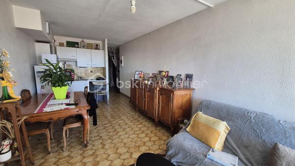 A VENDRE APPARTEMENT T3 LOUE A L ANNEE DE 43 M² A SAINT CYPRIEN PLAGE - COTE PORT -  LOGGIA - PARKING PRIVE - CAVE INDIVIDUELLE - PROCHE DE LA PLAGE ET DES COMMERCES.

Cet appartement, situé sur un secteur calme et recherché de la station, au 3ème étage avec ascenseur, se compose d'un hall d'entrée,  d'une pièce à vivre baignée de lumière qui s'ouvre sur une loggia à la vue dégagée exposée sud, d'une cuisine américaine équipée, de deux chambres avec grand placard, d'une salle de bain et d'un toilette indépendant.
Vous apprécierez sa place de parking privative numérotée, ainsi que sa cave individuelle (idéale pour le stockage et ranger vos vélos).

Loué à l'année, le loyer mensuel s'élève à 540 euros/mois, + charges à 55 euros.
Bail 3.6.9 jusqu'en novembre 2027.
Ravalement effectué en 2024.

A la recherche de calme dans une résidence sécurisée et bien fréquentée, cet appartement sera parfait pour un investissement locatif.
Je reste à votre disposition pour toutes informations.