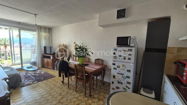 A VENDRE APPARTEMENT T3 LOUE A L ANNEE DE 43 M² A SAINT CYPRIEN PLAGE - COTE PORT -  LOGGIA - PARKING PRIVE - CAVE INDIVIDUELLE - PROCHE DE LA PLAGE ET DES COMMERCES.

Cet appartement, situé sur un secteur calme et recherché de la station, au 3ème étage avec ascenseur, se compose d'un hall d'entrée,  d'une pièce à vivre baignée de lumière qui s'ouvre sur une loggia à la vue dégagée exposée sud, d'une cuisine américaine équipée, de deux chambres avec grand placard, d'une salle de bain et d'un toilette indépendant.
Vous apprécierez sa place de parking privative numérotée, ainsi que sa cave individuelle (idéale pour le stockage et ranger vos vélos).

Loué à l'année, le loyer mensuel s'élève à 540 euros/mois, + charges à 55 euros.
Bail 3.6.9 jusqu'en novembre 2027.
Ravalement effectué en 2024.

A la recherche de calme dans une résidence sécurisée et bien fréquentée, cet appartement sera parfait pour un investissement locatif.
Je reste à votre disposition pour toutes informations.