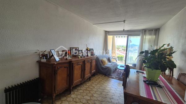 A VENDRE APPARTEMENT T3 LOUE A L ANNEE DE 43 M² A SAINT CYPRIEN PLAGE - COTE PORT -  LOGGIA - PARKING PRIVE - CAVE INDIVIDUELLE - PROCHE DE LA PLAGE ET DES COMMERCES.

Cet appartement, situé sur un secteur calme et recherché de la station, au 3ème étage avec ascenseur, se compose d'un hall d'entrée,  d'une pièce à vivre baignée de lumière qui s'ouvre sur une loggia à la vue dégagée exposée sud, d'une cuisine américaine équipée, de deux chambres avec grand placard, d'une salle de bain et d'un toilette indépendant.
Vous apprécierez sa place de parking privative numérotée, ainsi que sa cave individuelle (idéale pour le stockage et ranger vos vélos).

Loué à l'année, le loyer mensuel s'élève à 540 euros/mois, + charges à 55 euros.
Bail 3.6.9 jusqu'en novembre 2027.
Ravalement effectué en 2024.

A la recherche de calme dans une résidence sécurisée et bien fréquentée, cet appartement sera parfait pour un investissement locatif.
Je reste à votre disposition pour toutes informations.