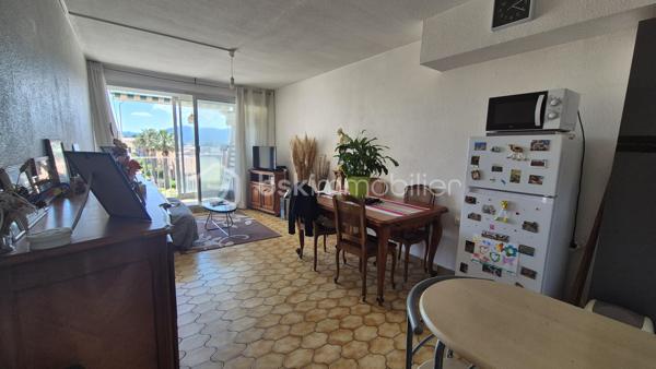 A VENDRE APPARTEMENT T3 LOUE A L ANNEE DE 43 M² A SAINT CYPRIEN PLAGE - COTE PORT -  LOGGIA - PARKING PRIVE - CAVE INDIVIDUELLE - PROCHE DE LA PLAGE ET DES COMMERCES.

Cet appartement, situé sur un secteur calme et recherché de la station, au 3ème étage avec ascenseur, se compose d'un hall d'entrée,  d'une pièce à vivre baignée de lumière qui s'ouvre sur une loggia à la vue dégagée exposée sud, d'une cuisine américaine équipée, de deux chambres avec grand placard, d'une salle de bain et d'un toilette indépendant.
Vous apprécierez sa place de parking privative numérotée, ainsi que sa cave individuelle (idéale pour le stockage et ranger vos vélos).

Loué à l'année, le loyer mensuel s'élève à 540 euros/mois, + charges à 55 euros.
Bail 3.6.9 jusqu'en novembre 2027.
Ravalement effectué en 2024.

A la recherche de calme dans une résidence sécurisée et bien fréquentée, cet appartement sera parfait pour un investissement locatif.
Je reste à votre disposition pour toutes informations.