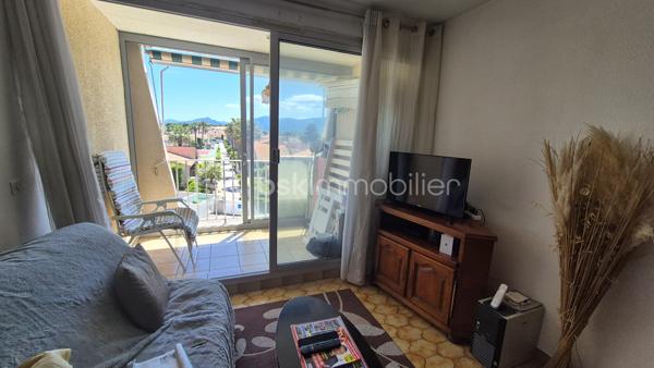 A VENDRE APPARTEMENT T3 LOUE A L ANNEE DE 43 M² A SAINT CYPRIEN PLAGE - COTE PORT -  LOGGIA - PARKING PRIVE - CAVE INDIVIDUELLE - PROCHE DE LA PLAGE ET DES COMMERCES.

Cet appartement, situé sur un secteur calme et recherché de la station, au 3ème étage avec ascenseur, se compose d'un hall d'entrée,  d'une pièce à vivre baignée de lumière qui s'ouvre sur une loggia à la vue dégagée exposée sud, d'une cuisine américaine équipée, de deux chambres avec grand placard, d'une salle de bain et d'un toilette indépendant.
Vous apprécierez sa place de parking privative numérotée, ainsi que sa cave individuelle (idéale pour le stockage et ranger vos vélos).

Loué à l'année, le loyer mensuel s'élève à 540 euros/mois, + charges à 55 euros.
Bail 3.6.9 jusqu'en novembre 2027.
Ravalement effectué en 2024.

A la recherche de calme dans une résidence sécurisée et bien fréquentée, cet appartement sera parfait pour un investissement locatif.
Je reste à votre disposition pour toutes informations.