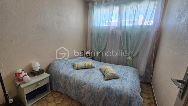 A VENDRE APPARTEMENT T3 LOUE A L ANNEE DE 43 M² A SAINT CYPRIEN PLAGE - COTE PORT -  LOGGIA - PARKING PRIVE - CAVE INDIVIDUELLE - PROCHE DE LA PLAGE ET DES COMMERCES.

Cet appartement, situé sur un secteur calme et recherché de la station, au 3ème étage avec ascenseur, se compose d'un hall d'entrée,  d'une pièce à vivre baignée de lumière qui s'ouvre sur une loggia à la vue dégagée exposée sud, d'une cuisine américaine équipée, de deux chambres avec grand placard, d'une salle de bain et d'un toilette indépendant.
Vous apprécierez sa place de parking privative numérotée, ainsi que sa cave individuelle (idéale pour le stockage et ranger vos vélos).

Loué à l'année, le loyer mensuel s'élève à 540 euros/mois, + charges à 55 euros.
Bail 3.6.9 jusqu'en novembre 2027.
Ravalement effectué en 2024.

A la recherche de calme dans une résidence sécurisée et bien fréquentée, cet appartement sera parfait pour un investissement locatif.
Je reste à votre disposition pour toutes informations.