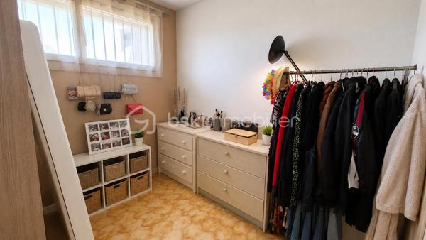 A VENDRE APPARTEMENT T3 LOUE A L ANNEE DE 43 M² A SAINT CYPRIEN PLAGE - COTE PORT -  LOGGIA - PARKING PRIVE - CAVE INDIVIDUELLE - PROCHE DE LA PLAGE ET DES COMMERCES.

Cet appartement, situé sur un secteur calme et recherché de la station, au 3ème étage avec ascenseur, se compose d'un hall d'entrée,  d'une pièce à vivre baignée de lumière qui s'ouvre sur une loggia à la vue dégagée exposée sud, d'une cuisine américaine équipée, de deux chambres avec grand placard, d'une salle de bain et d'un toilette indépendant.
Vous apprécierez sa place de parking privative numérotée, ainsi que sa cave individuelle (idéale pour le stockage et ranger vos vélos).

Loué à l'année, le loyer mensuel s'élève à 540 euros/mois, + charges à 55 euros.
Bail 3.6.9 jusqu'en novembre 2027.
Ravalement effectué en 2024.

A la recherche de calme dans une résidence sécurisée et bien fréquentée, cet appartement sera parfait pour un investissement locatif.
Je reste à votre disposition pour toutes informations.