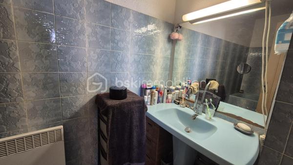 A VENDRE APPARTEMENT T3 LOUE A L ANNEE DE 43 M² A SAINT CYPRIEN PLAGE - COTE PORT -  LOGGIA - PARKING PRIVE - CAVE INDIVIDUELLE - PROCHE DE LA PLAGE ET DES COMMERCES.

Cet appartement, situé sur un secteur calme et recherché de la station, au 3ème étage avec ascenseur, se compose d'un hall d'entrée,  d'une pièce à vivre baignée de lumière qui s'ouvre sur une loggia à la vue dégagée exposée sud, d'une cuisine américaine équipée, de deux chambres avec grand placard, d'une salle de bain et d'un toilette indépendant.
Vous apprécierez sa place de parking privative numérotée, ainsi que sa cave individuelle (idéale pour le stockage et ranger vos vélos).

Loué à l'année, le loyer mensuel s'élève à 540 euros/mois, + charges à 55 euros.
Bail 3.6.9 jusqu'en novembre 2027.
Ravalement effectué en 2024.

A la recherche de calme dans une résidence sécurisée et bien fréquentée, cet appartement sera parfait pour un investissement locatif.
Je reste à votre disposition pour toutes informations.