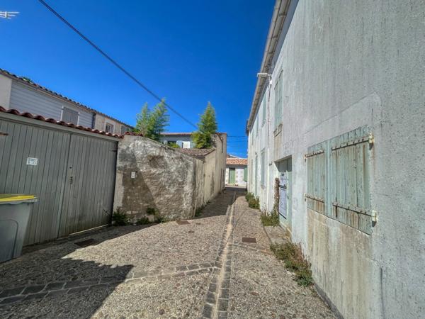Maison à vendre 4 pièces, au cœur de Sainte-Marie-de-Ré – Parcelle de 1 200 m² avec dépendances en pierre MARIE DE RE (17)