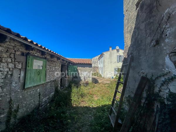 Maison à vendre 4 pièces, au cœur de Sainte-Marie-de-Ré – Parcelle de 1 200 m² avec dépendances en pierre MARIE DE RE (17)