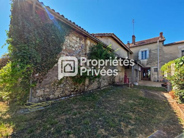 Grande maison en pierre à rénover avec jardin, dépendances et fort potentiel