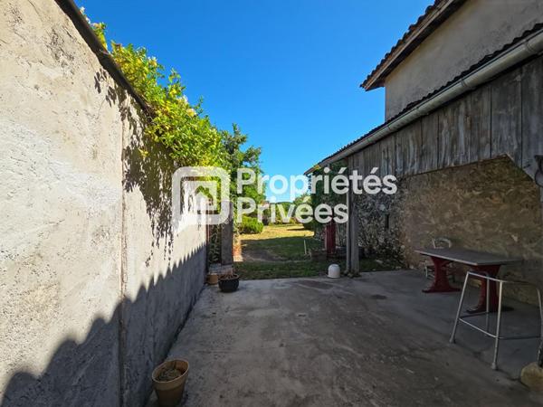 Grande maison en pierre à rénover avec jardin, dépendances et fort potentiel