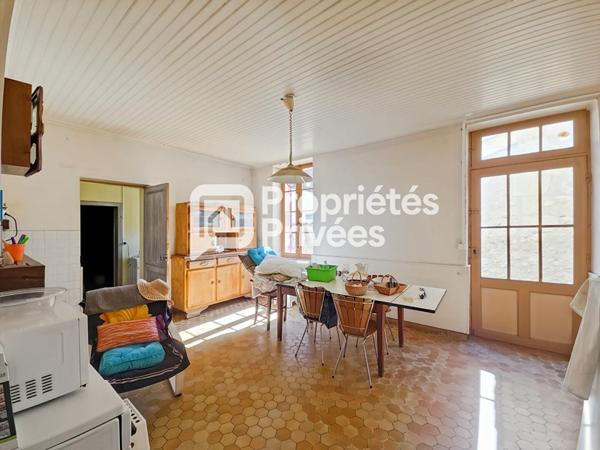 Grande maison en pierre à rénover avec jardin, dépendances et fort potentiel