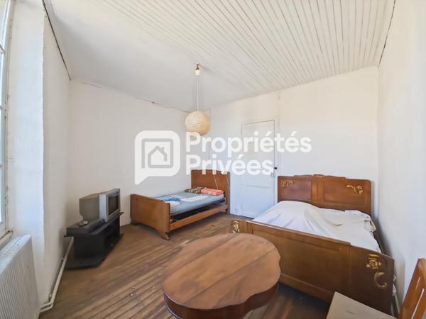Grande maison en pierre à rénover avec jardin, dépendances et fort potentiel