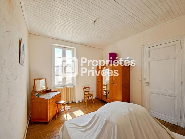 Grande maison en pierre à rénover avec jardin, dépendances et fort potentiel