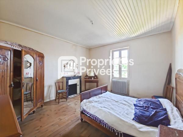 Grande maison en pierre à rénover avec jardin, dépendances et fort potentiel