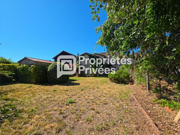 Grande maison en pierre à rénover avec jardin, dépendances et fort potentiel