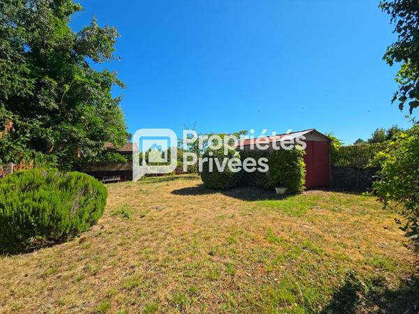 Grande maison en pierre à rénover avec jardin, dépendances et fort potentiel