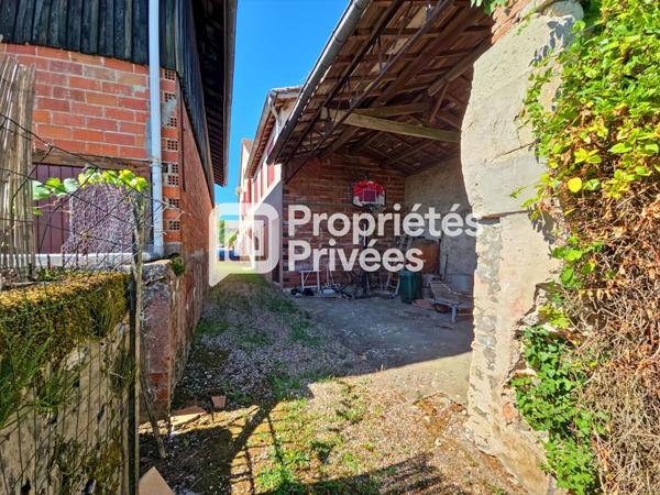 Grande maison en pierre à rénover avec jardin, dépendances et fort potentiel